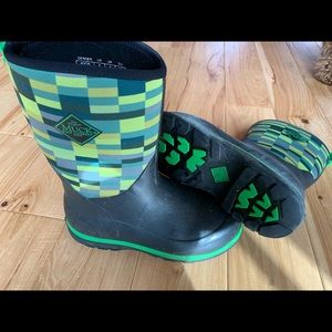 Youth winter Muck boots size 5